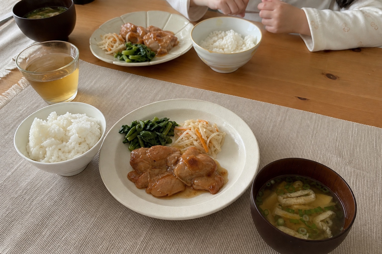 共働き家庭の朝食宅配活用5選|10分以内で家族の朝を整える方法【2026年】の自然光撮影風アイキャッチ