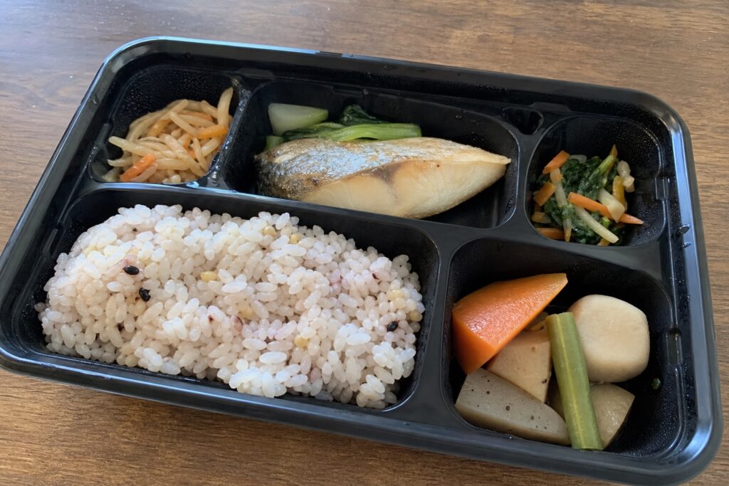 ワタミの宅食ダイレクトの口コミ・評判は？冷凍惣菜の味とコスパを徹底レビューしてみの自然光撮影風アイキャッチ