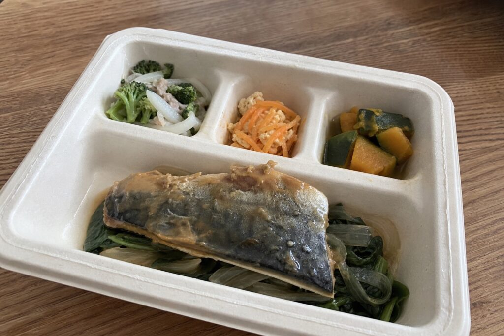 ウェルネスダイニングの口コミ・評判を徹底調査！管理栄養士監修の制限食宅配弁当を試の自然光撮影風アイキャッチ