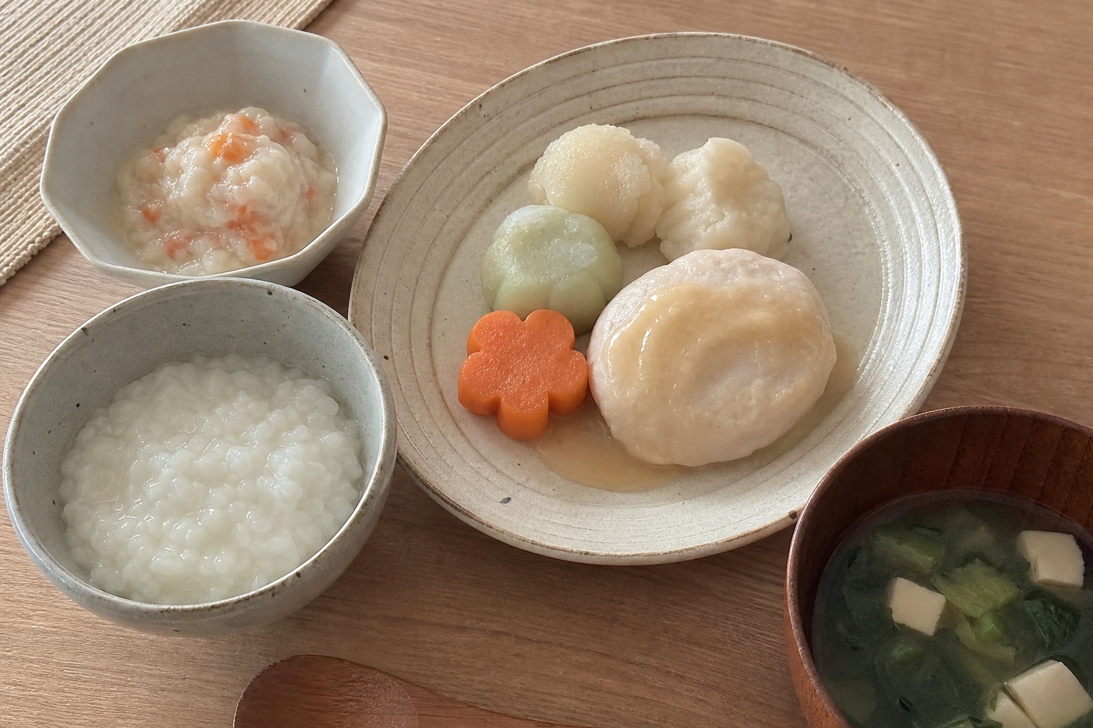 やわらか食・介護食の冷凍宅食5選｜嚥下が不安な家族にも安心して任せられるサービスの自然光撮影風アイキャッチ