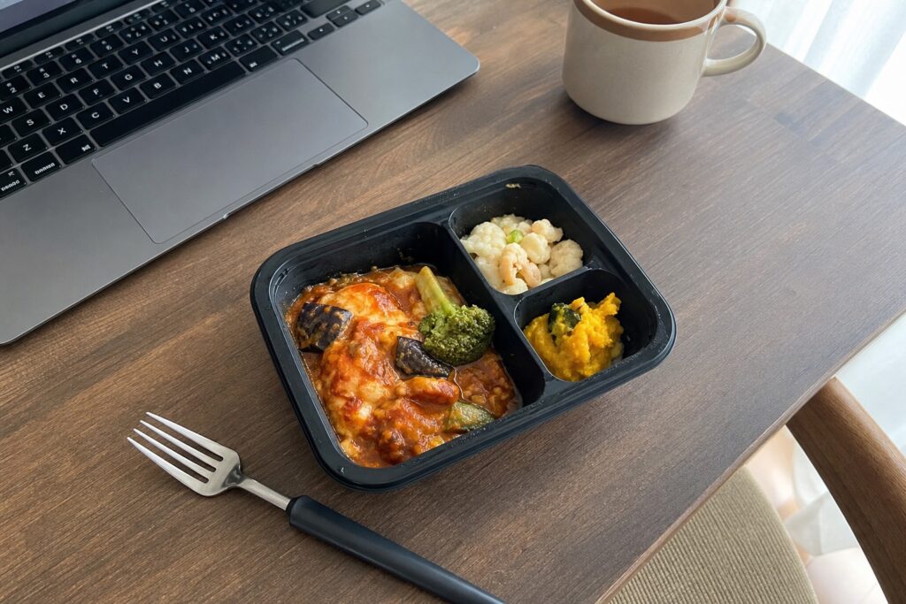 在宅ワーク中の昼食宅食活用術｜10分以内でランチを済ませる方法5選【2026年】の自然光撮影風アイキャッチ
